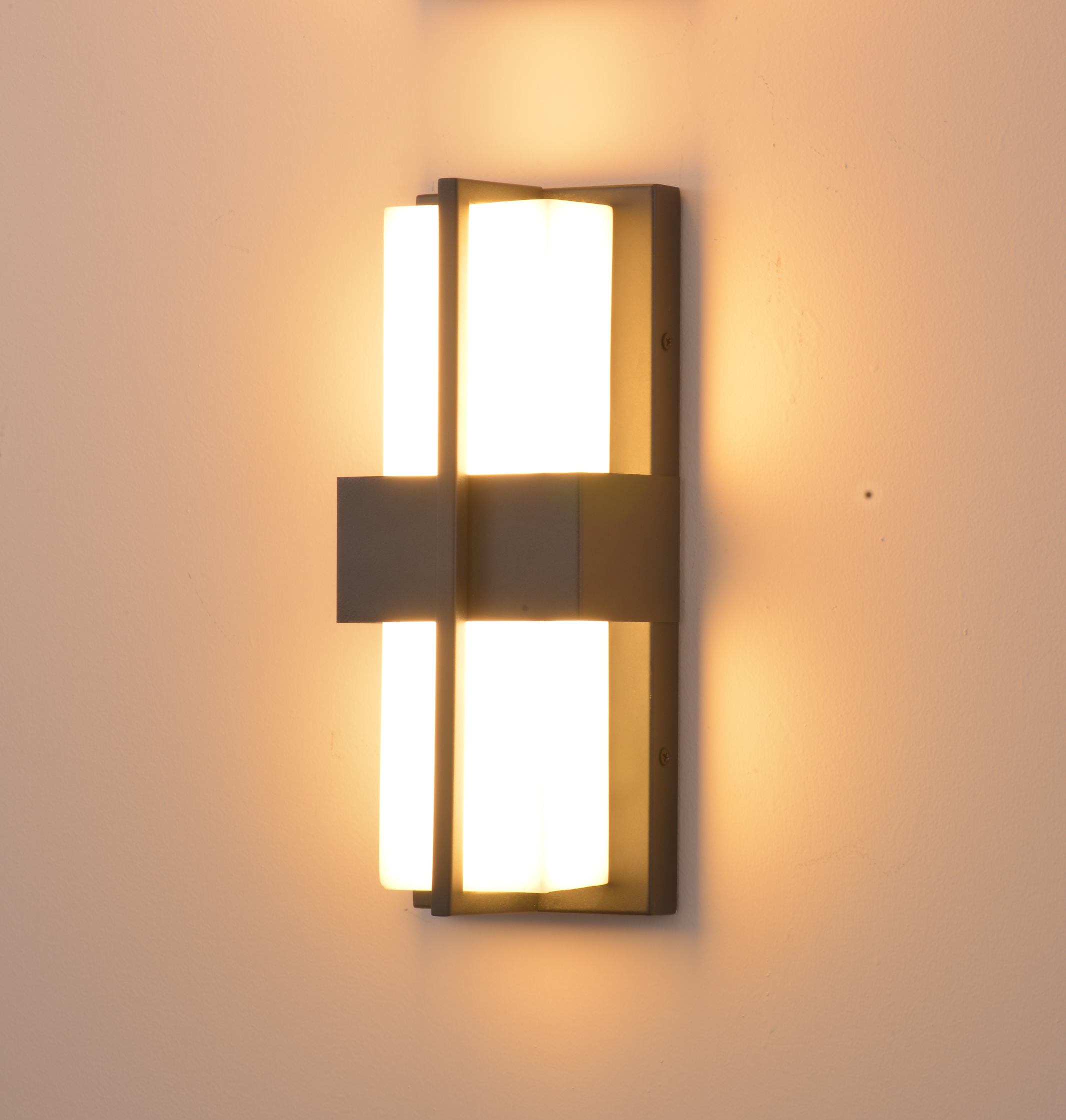 Moderna geometrijska kovinska stenska svečnica